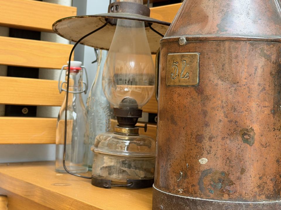 Stará petrolejová lampa a kanva na mlieko