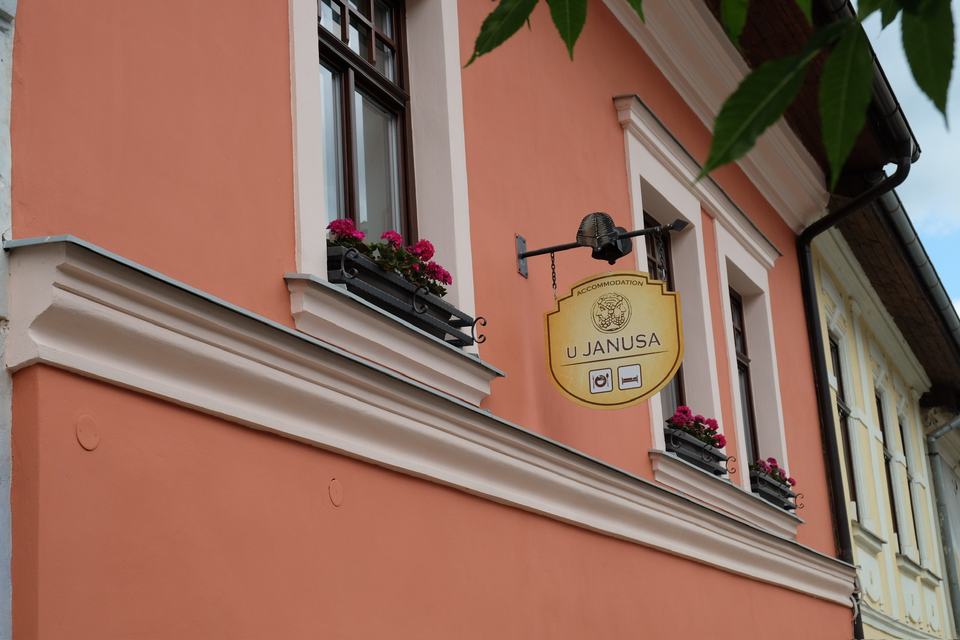 Fasáda domu s vývesnou tabuľou U Janusa