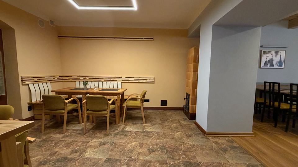Salónik s dlhým stolom